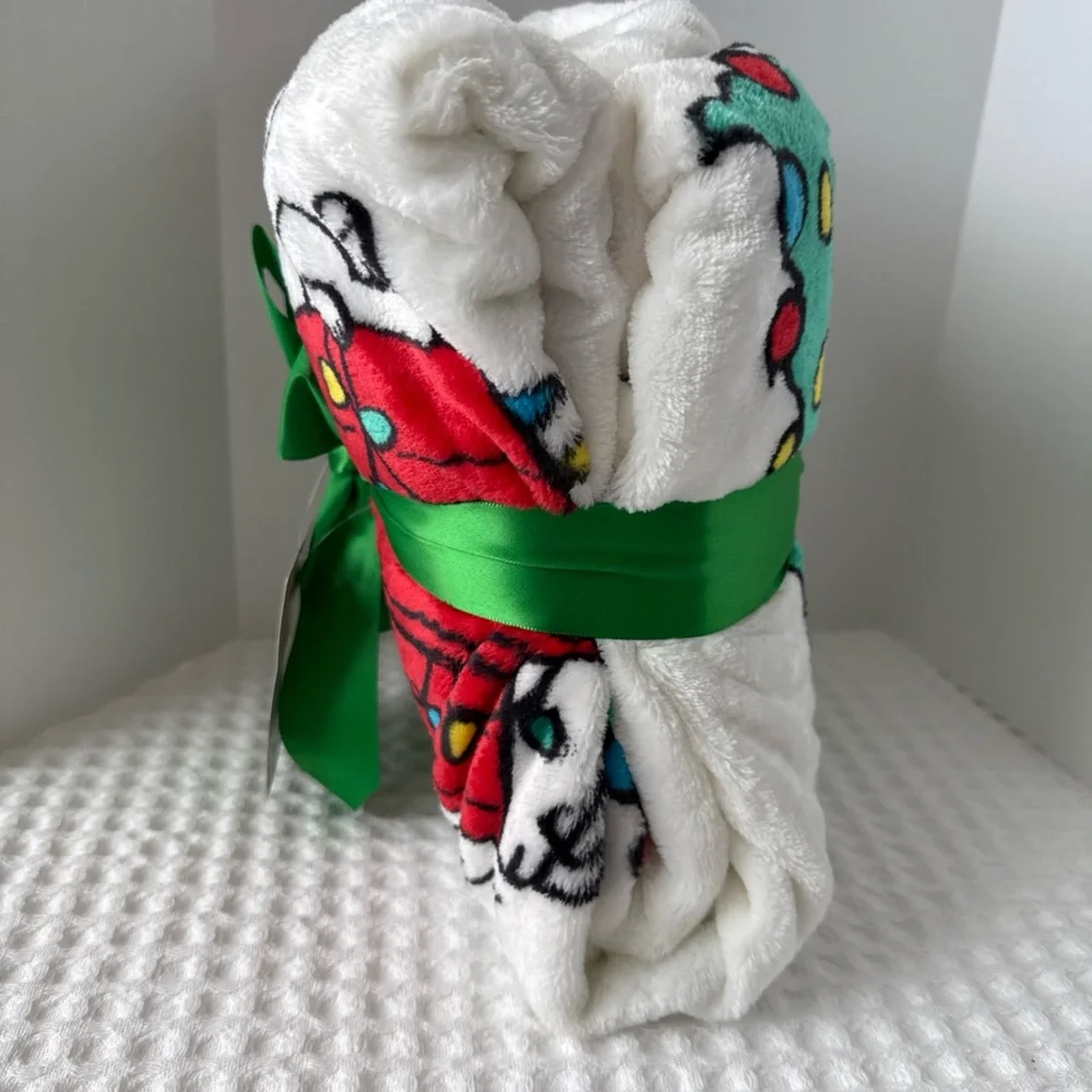 Peanuts White, Red & Green Holiday Throw Blanket